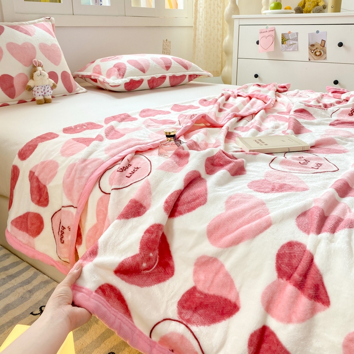 91家纺网 家纺一手货源 找家纺 楠沐家纺 2025新款双面牛奶绒多功能印花毛毯 爱心粉