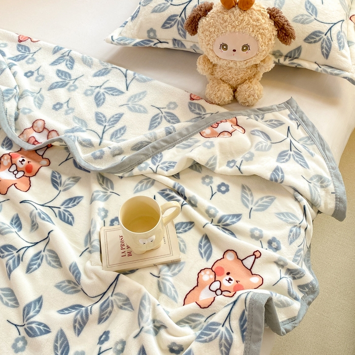 91家纺网 家纺一手货源 找家纺 楠沐家纺 2025新款双面牛奶绒多功能印花毛毯 蓝叶熊