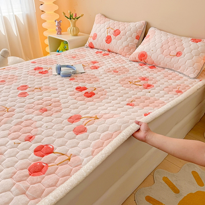 91家纺网 家纺一手货源 找家纺 伊人坊 2024新款牛奶绒印花大豆夹棉床护垫 爱心樱桃