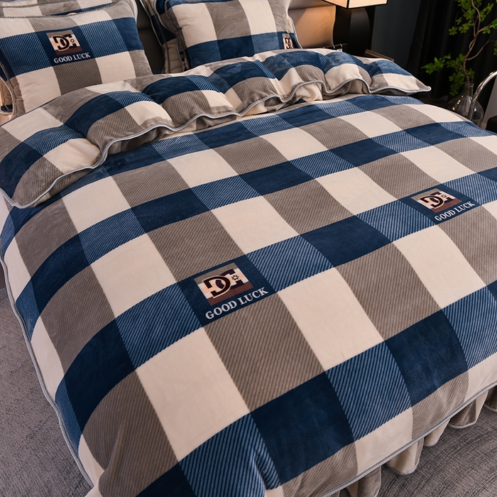 91家纺网 家纺一手货源 找家纺 曼尼家纺2025高克重直播印花床裙款法莱绒金貂珊瑚绒牛奶绒四件套 蓝大格