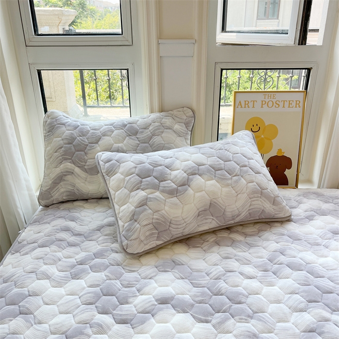 91家纺网 家纺一手货源 找家纺 伊人坊 2024新款牛奶绒印花大豆夹棉床笠 新潮海浪