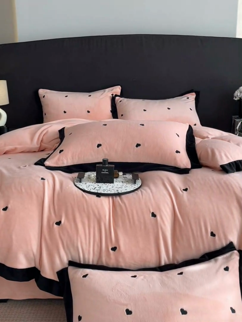 91家纺网 家纺一手货源 找家纺 米彩家纺 2024新款A类轻奢风牛奶绒绣花四件套-爱心蝴蝶结系列 爱心-粉玉