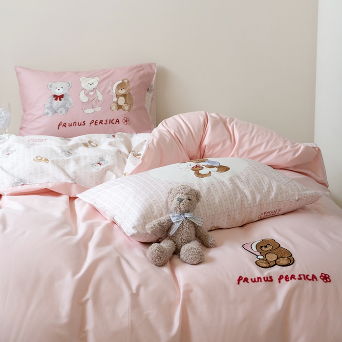 91家纺网 家纺一手货源 找家纺 窝米2024毛巾绣x数码 13370全棉撞色卡通系列四件套 小熊乖宝