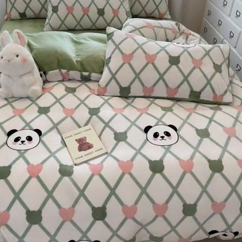 91家纺网 家纺一手货源 找家纺 绘萱家居 2025新款高克重印花牛奶绒四件套 萌萌熊猫