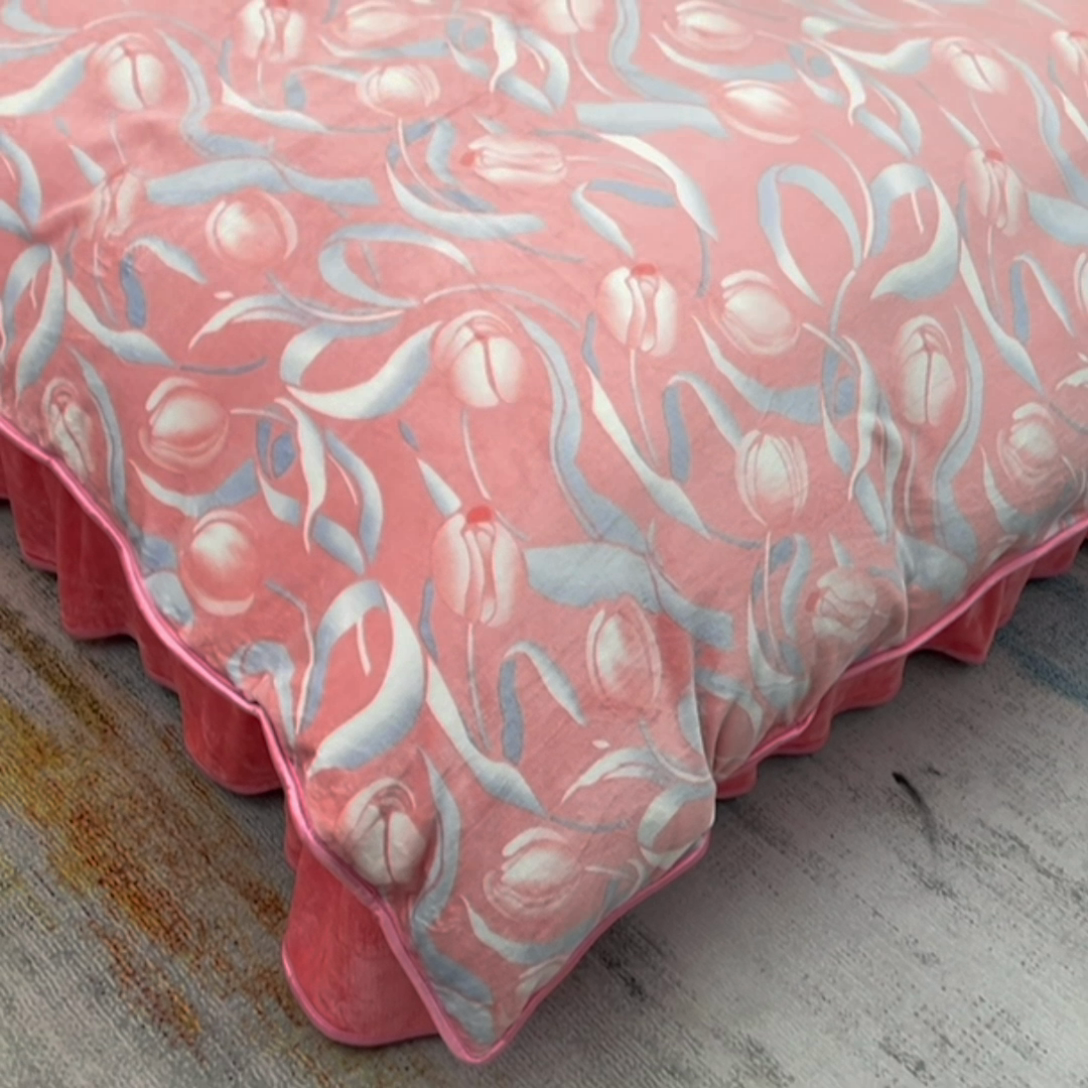 91家纺网 家纺一手货源 找家纺 曼尼家纺2025高克重直播印花床裙款法莱绒金貂珊瑚绒牛奶绒四件套 郁金香