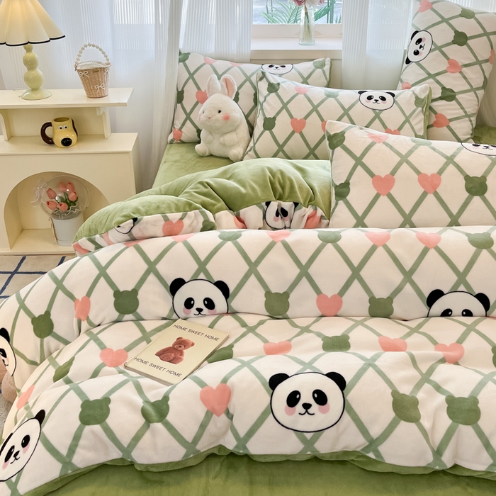 91家纺网 家纺一手货源 找家纺 绘萱家居 2025新款高克重印花牛奶绒四件套 萌萌熊猫