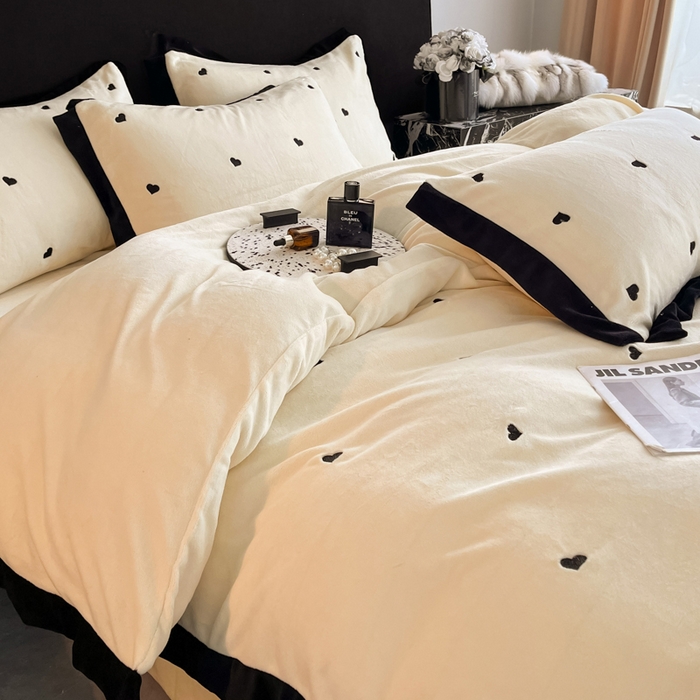 91家纺网 家纺一手货源 找家纺 米彩家纺 2024新款A类轻奢风牛奶绒绣花四件套-爱心蝴蝶结系列 爱心-奶昔白