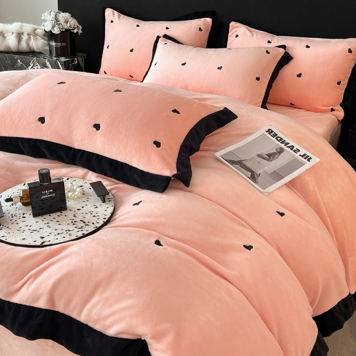 91家纺网 家纺一手货源 找家纺 米彩家纺 2024新款A类轻奢风牛奶绒绣花四件套-爱心蝴蝶结系列 爱心-粉玉