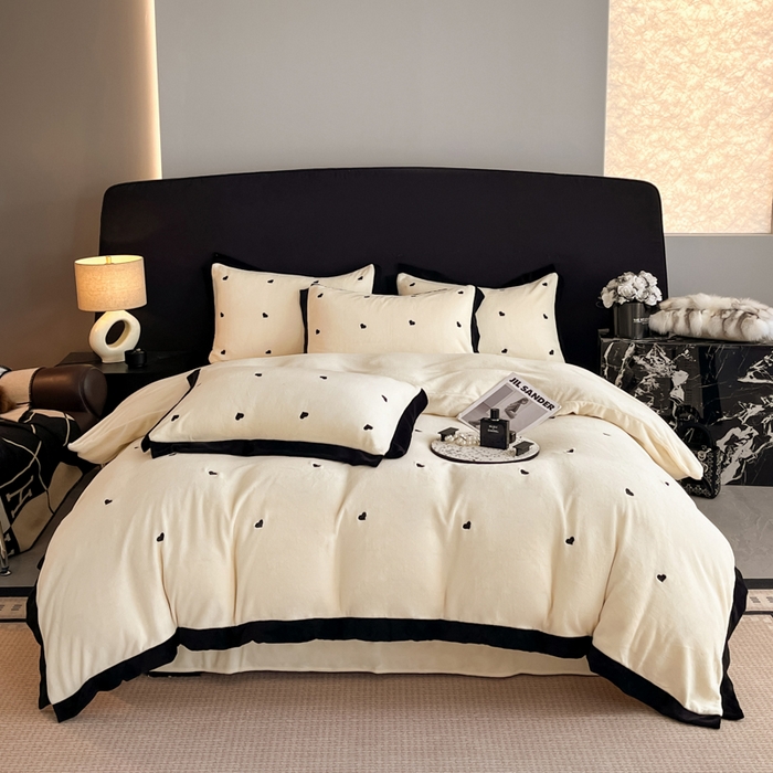 91家纺网 家纺一手货源 找家纺 米彩家纺 2024新款A类轻奢风牛奶绒绣花四件套-爱心蝴蝶结系列 爱心-奶昔白