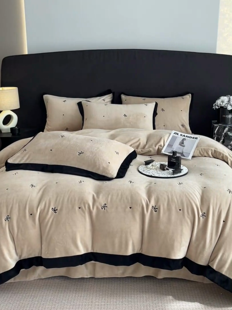 91家纺网 家纺一手货源 找家纺 米彩家纺 2024新款A类轻奢风牛奶绒绣花四件套-爱心蝴蝶结系列 蝴蝶结-浅香槟