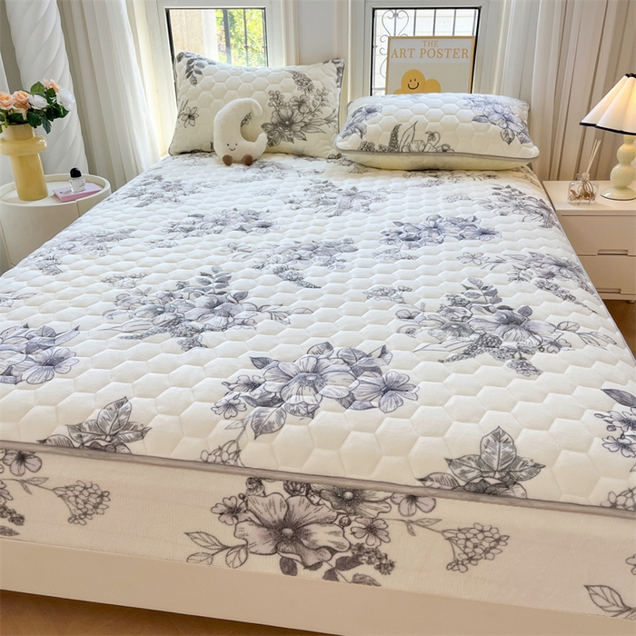 91家纺网 家纺一手货源 找家纺 伊人坊 2024新款牛奶绒印花大豆夹棉床笠 午后花园