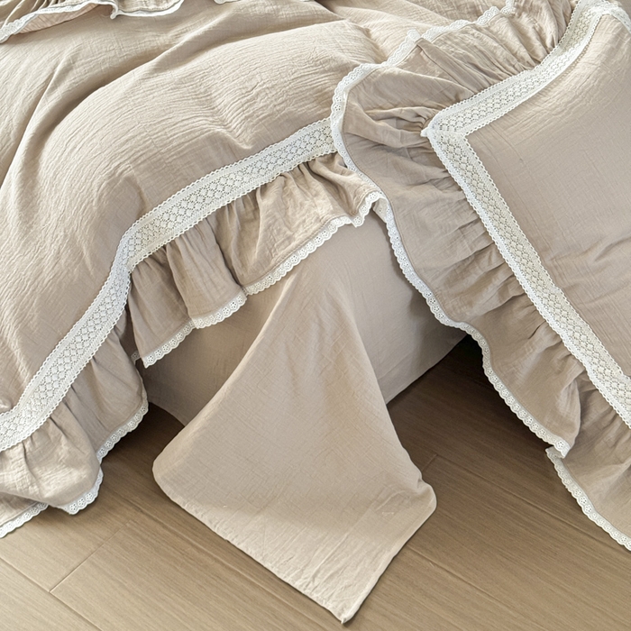 91家纺网 家纺一手货源 找家纺 玛奇朵 2024新款皱皱纱法式慵懒风奶芙蕾丝系列四件套 奶芙蕾丝-奶灰