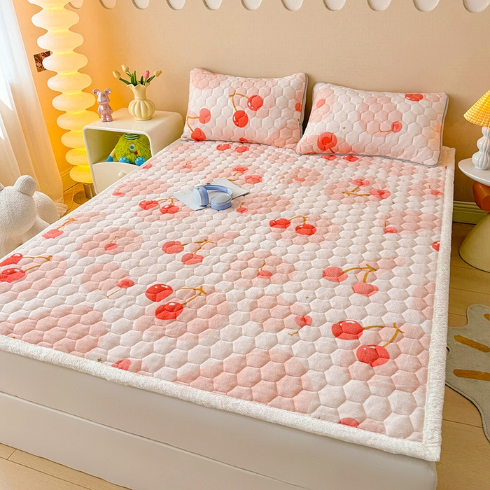 91家纺网 家纺一手货源 找家纺 伊人坊 2024新款牛奶绒印花大豆夹棉床护垫 爱心樱桃