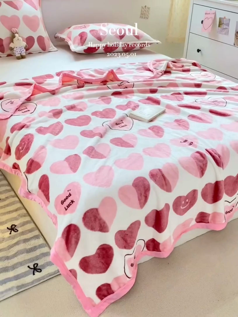 91家纺网 家纺一手货源 找家纺 楠沐家纺 2025新款双面牛奶绒多功能印花毛毯 爱心粉