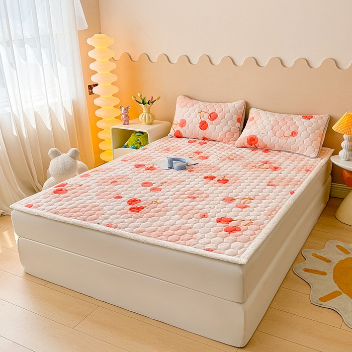 91家纺网 家纺一手货源 找家纺 伊人坊 2024新款牛奶绒印花大豆夹棉床护垫 爱心樱桃