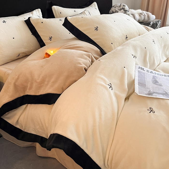 91家纺网 家纺一手货源 找家纺 米彩家纺 2024新款A类轻奢风牛奶绒绣花四件套-爱心蝴蝶结系列 蝴蝶结-奶昔白拼香槟