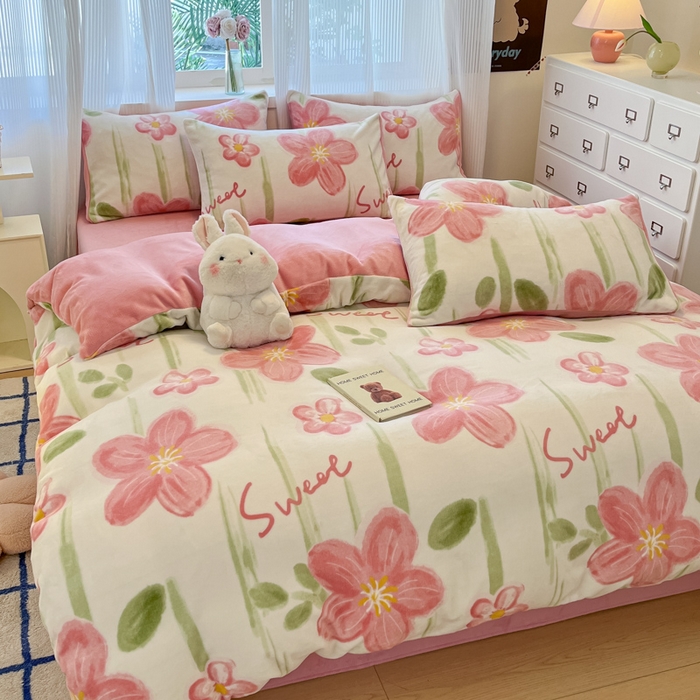 91家纺网 家纺一手货源 找家纺 绘萱家居 2025新款高克重印花牛奶绒四件套 花儿朵朵