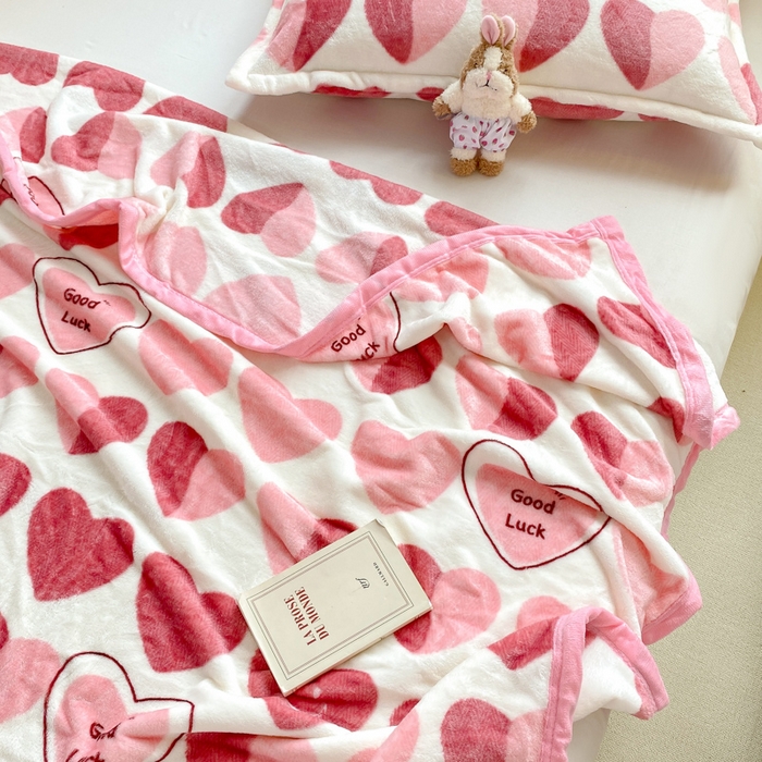 91家纺网 家纺一手货源 找家纺 楠沐家纺 2025新款双面牛奶绒多功能印花毛毯 爱心粉