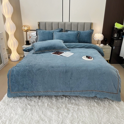 91家纺网 家纺一手货源 找家纺 逸林家纺《原希尔顿逸林》 2024新款牛奶绒雕花压线款四件套 树叶-蓝灰