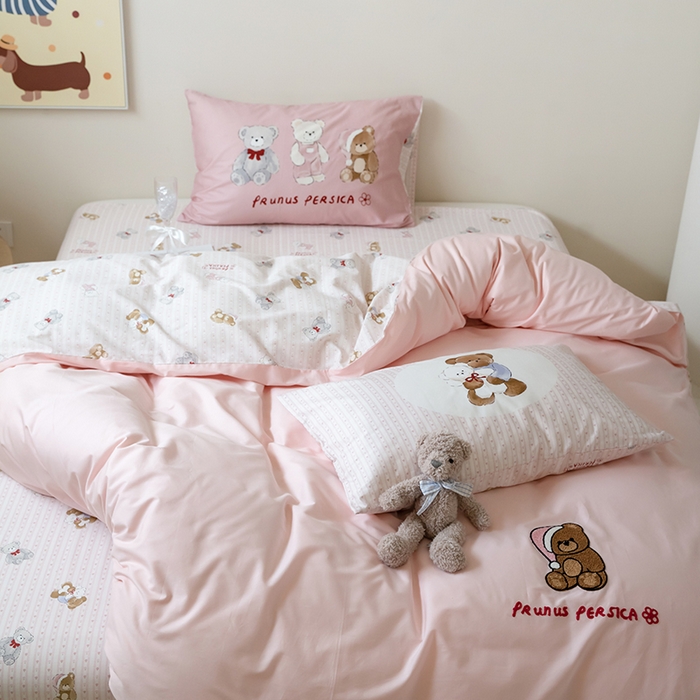 91家纺网 家纺一手货源 找家纺 窝米2024毛巾绣x数码 13370全棉撞色卡通系列四件套 小熊乖宝