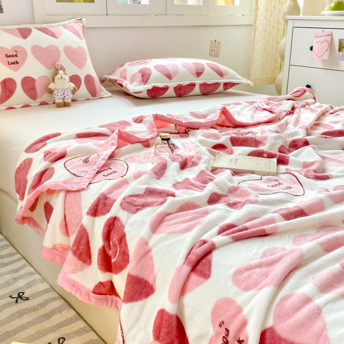 91家纺网 家纺一手货源 找家纺 楠沐家纺 2025新款双面牛奶绒多功能印花毛毯 爱心粉