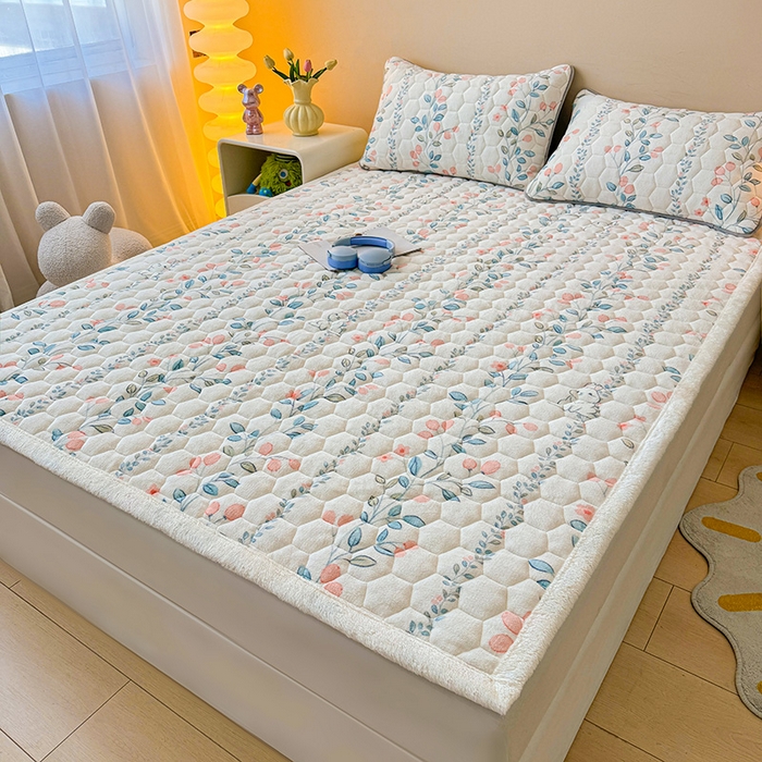 91家纺网 家纺一手货源 找家纺 伊人坊 2024新款牛奶绒印花大豆夹棉床护垫 花枝蔓兔