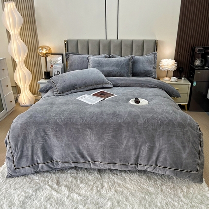 91家纺网 家纺一手货源 找家纺 逸林家纺《原希尔顿逸林》 2024新款牛奶绒雕花压线款四件套 树叶-雅士灰