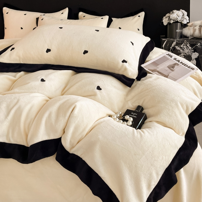 91家纺网 家纺一手货源 找家纺 米彩家纺 2024新款A类轻奢风牛奶绒绣花四件套-爱心蝴蝶结系列 爱心-奶昔白