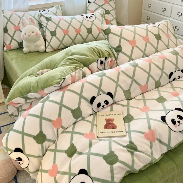 91家纺网 家纺一手货源 找家纺 绘萱家居 2025新款高克重印花牛奶绒四件套 萌萌熊猫