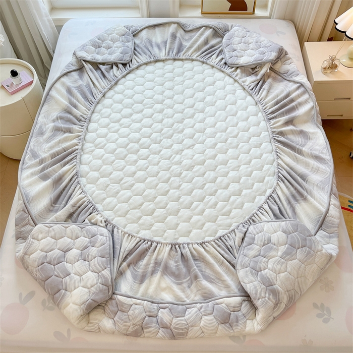 91家纺网 家纺一手货源 找家纺 伊人坊 2024新款牛奶绒印花大豆夹棉床笠 新潮海浪