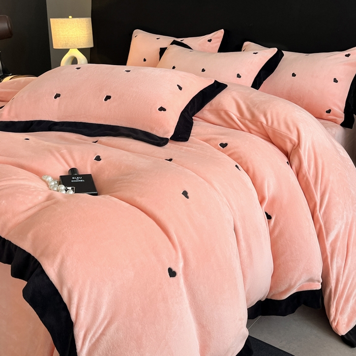 91家纺网 家纺一手货源 找家纺 米彩家纺 2024新款A类轻奢风牛奶绒绣花四件套-爱心蝴蝶结系列 爱心-粉玉