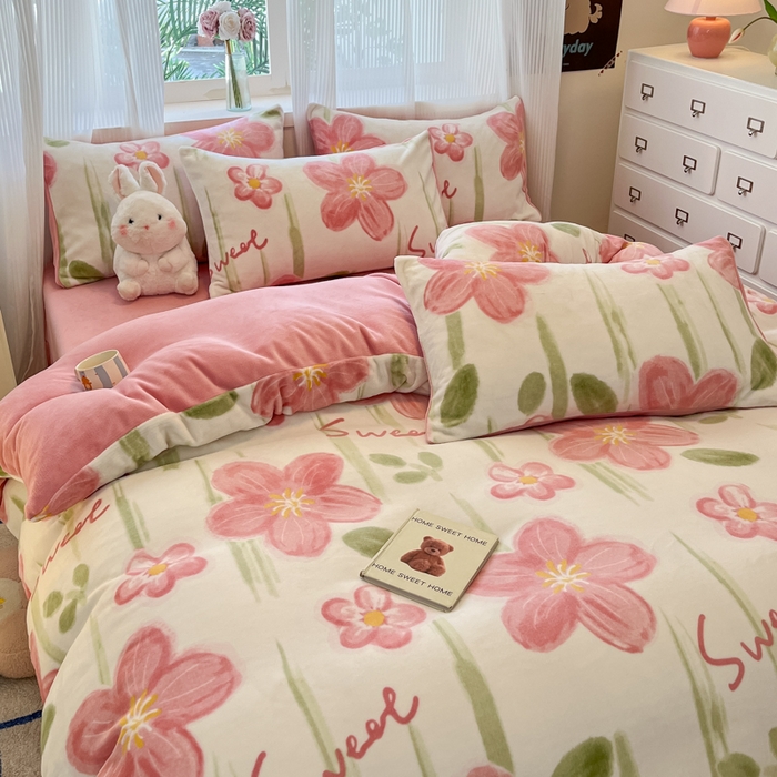 91家纺网 家纺一手货源 找家纺 绘萱家居 2025新款高克重印花牛奶绒四件套 花儿朵朵