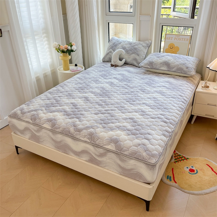 91家纺网 家纺一手货源 找家纺 伊人坊 2024新款牛奶绒印花大豆夹棉床笠 新潮海浪