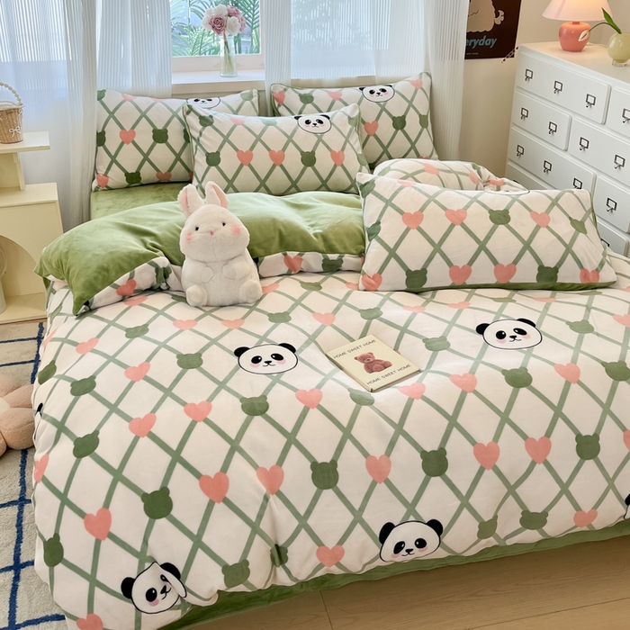 91家纺网 家纺一手货源 找家纺 绘萱家居 2025新款高克重印花牛奶绒四件套 萌萌熊猫