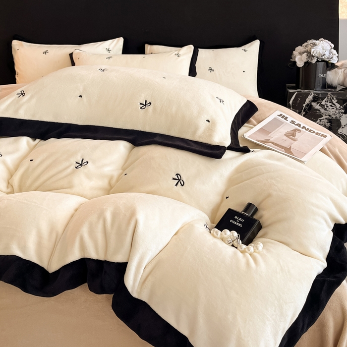 91家纺网 家纺一手货源 找家纺 米彩家纺 2024新款A类轻奢风牛奶绒绣花四件套-爱心蝴蝶结系列 蝴蝶结-奶昔白拼香槟