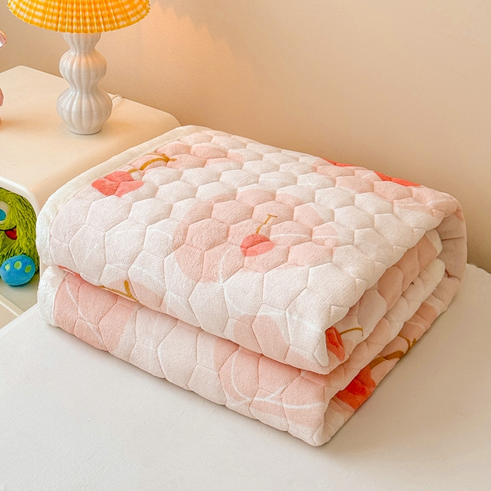 91家纺网 家纺一手货源 找家纺 伊人坊 2024新款牛奶绒印花大豆夹棉床护垫 爱心樱桃