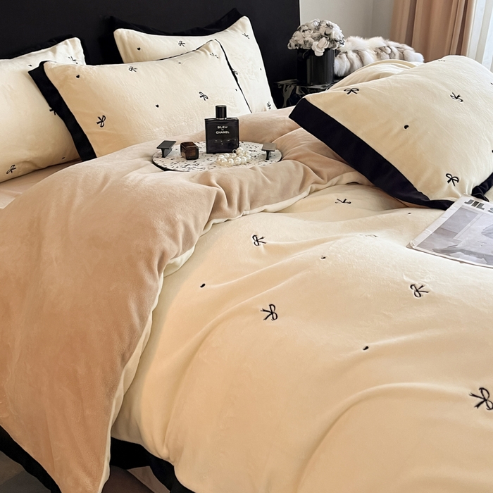 91家纺网 家纺一手货源 找家纺 米彩家纺 2024新款A类轻奢风牛奶绒绣花四件套-爱心蝴蝶结系列 蝴蝶结-奶昔白拼香槟