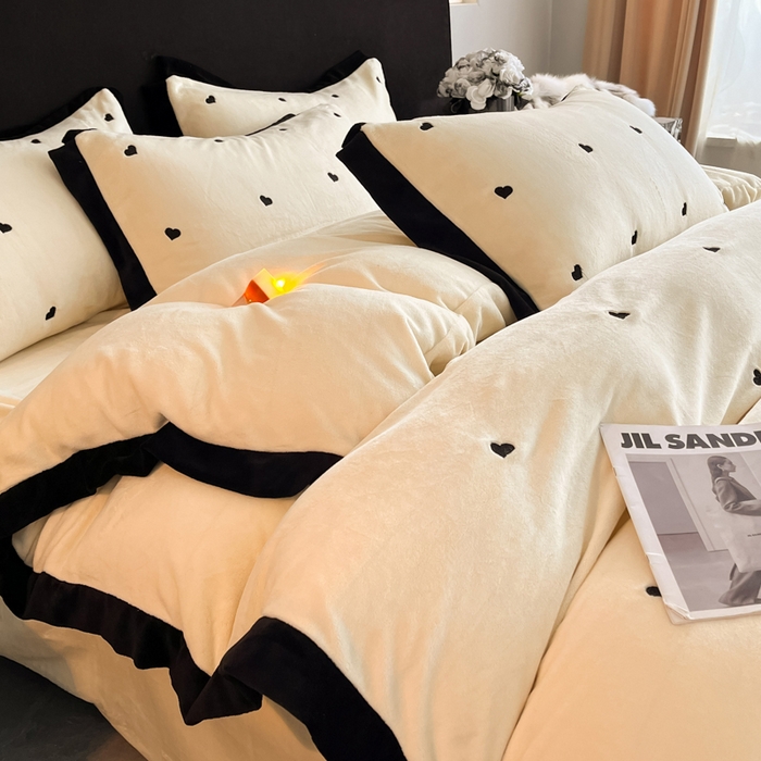 91家纺网 家纺一手货源 找家纺 米彩家纺 2024新款A类轻奢风牛奶绒绣花四件套-爱心蝴蝶结系列 爱心-奶昔白