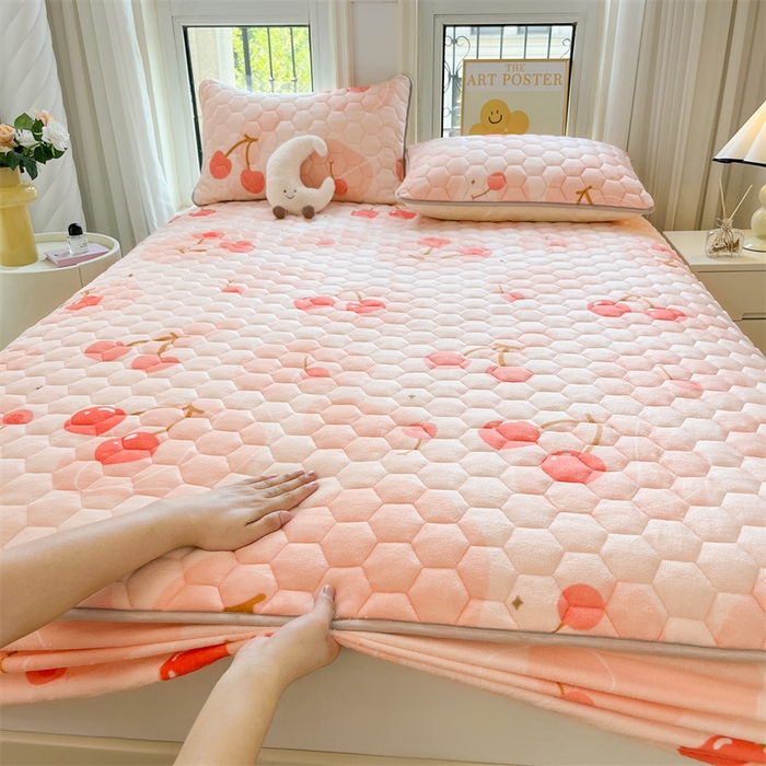 91家纺网 家纺一手货源 找家纺 伊人坊 2024新款牛奶绒印花大豆夹棉床笠 爱心樱桃