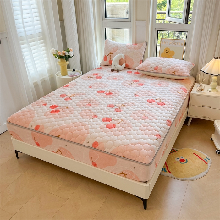 91家纺网 家纺一手货源 找家纺 伊人坊 2024新款牛奶绒印花大豆夹棉床笠 爱心樱桃