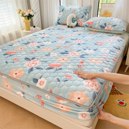 91家纺网 家纺一手货源 找家纺 伊人坊 2024新款牛奶绒印花大豆夹棉床笠 浪漫花语