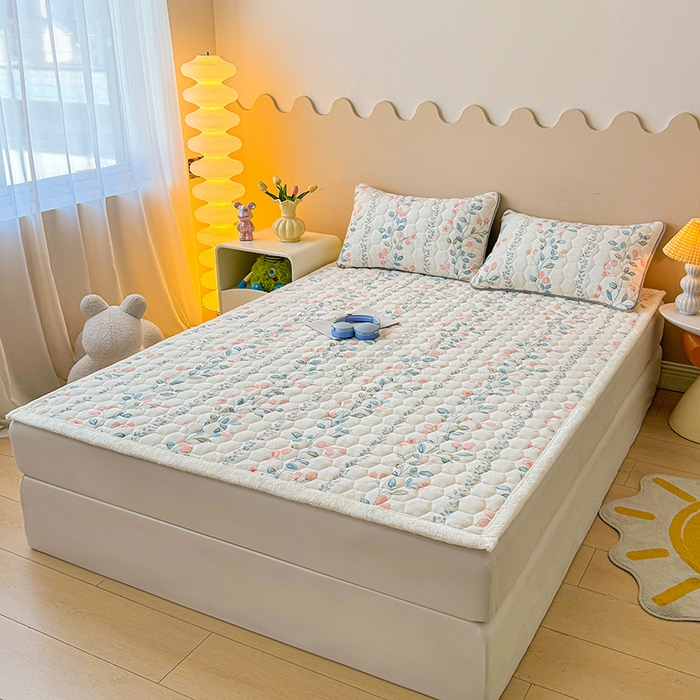 91家纺网 家纺一手货源 找家纺 伊人坊 2024新款牛奶绒印花大豆夹棉床护垫 花枝蔓兔