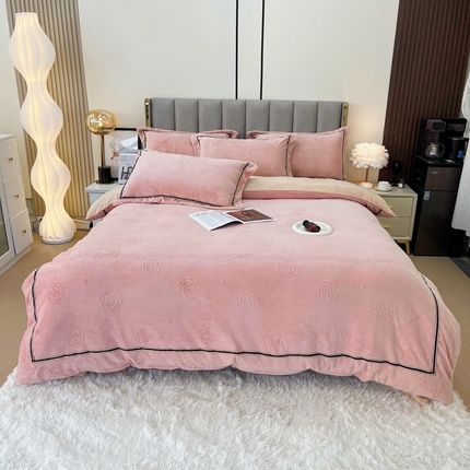 91家纺网 家纺一手货源 找家纺 逸林家纺《原希尔顿逸林》 2024新款牛奶绒雕花压线款四件套 山茶花-豆沙