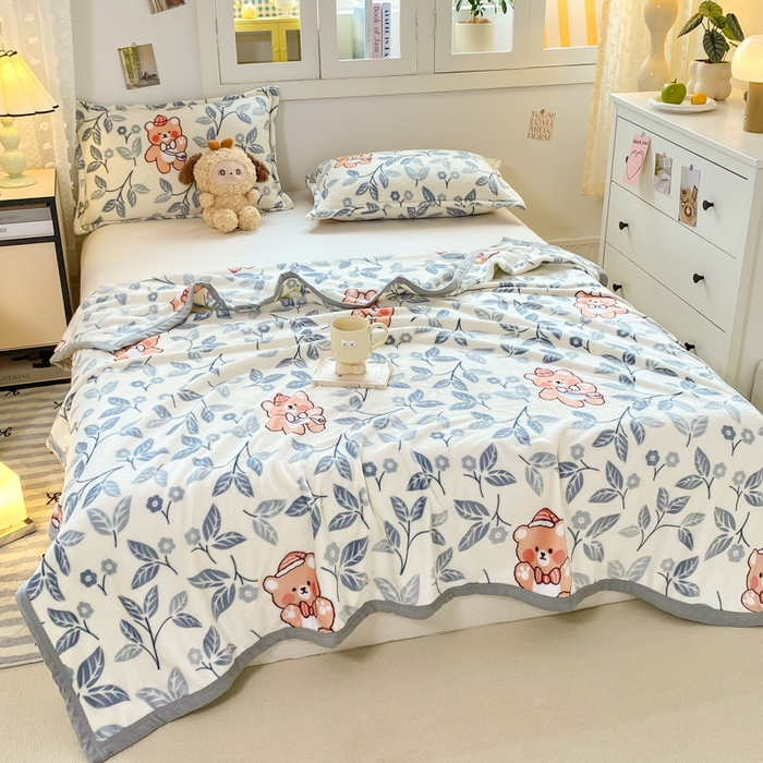 91家纺网 家纺一手货源 找家纺 楠沐家纺 2025新款双面牛奶绒多功能印花毛毯 蓝叶熊