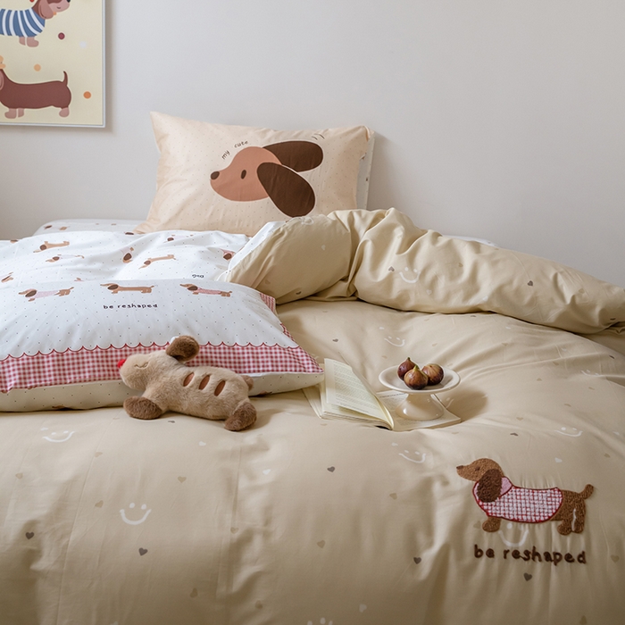 91家纺网 家纺一手货源 找家纺 窝米2024毛巾绣x数码 13370全棉撞色卡通系列四件套 腊肠狗