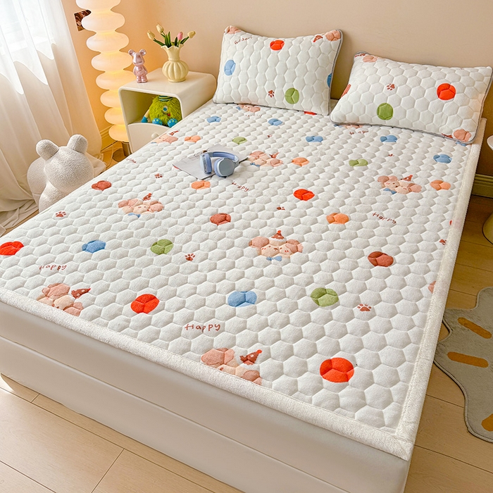 91家纺网 家纺一手货源 找家纺 伊人坊 2024新款牛奶绒印花大豆夹棉床护垫 快乐小熊