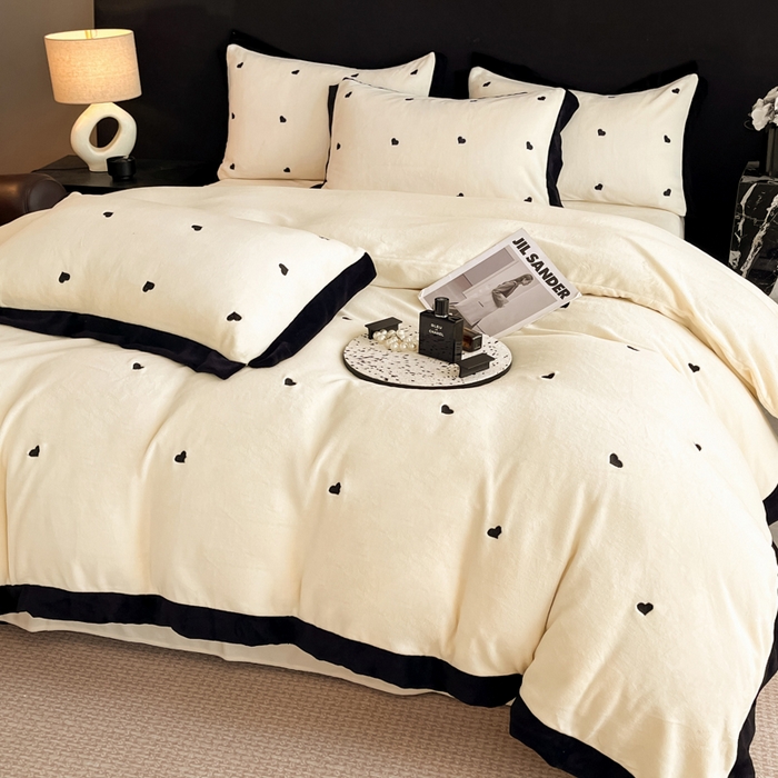 91家纺网 家纺一手货源 找家纺 米彩家纺 2024新款A类轻奢风牛奶绒绣花四件套-爱心蝴蝶结系列 爱心-奶昔白