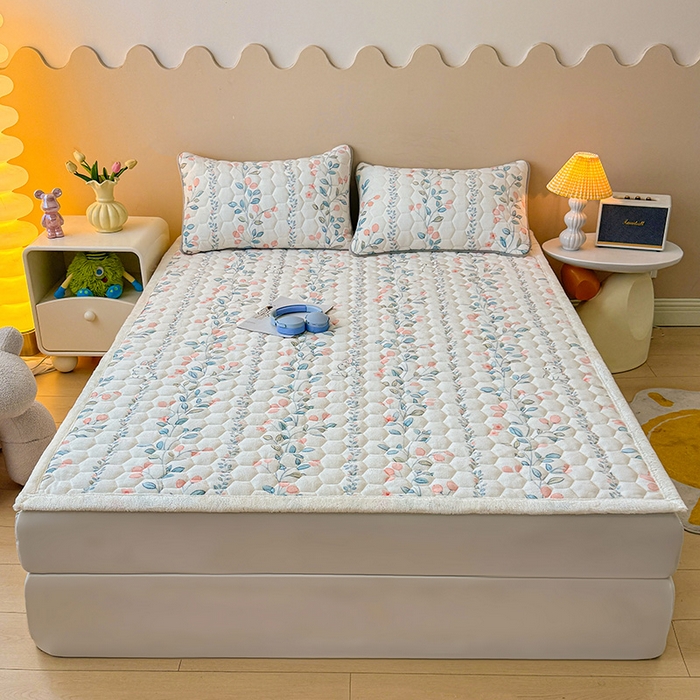 91家纺网 家纺一手货源 找家纺 伊人坊 2024新款牛奶绒印花大豆夹棉床护垫 花枝蔓兔