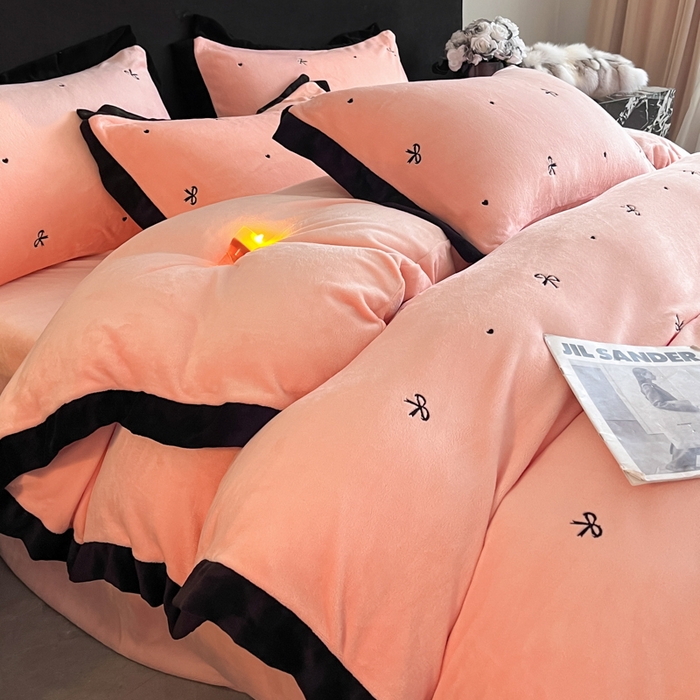 91家纺网 家纺一手货源 找家纺 米彩家纺 2024新款A类轻奢风牛奶绒绣花四件套-爱心蝴蝶结系列 蝴蝶结-粉玉