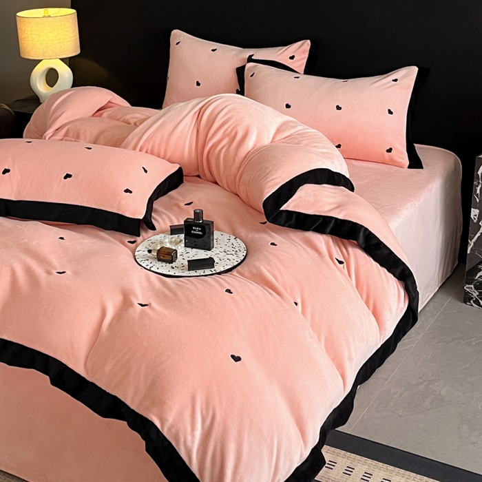 91家纺网 家纺一手货源 找家纺 米彩家纺 2024新款A类轻奢风牛奶绒绣花四件套-爱心蝴蝶结系列 爱心-粉玉